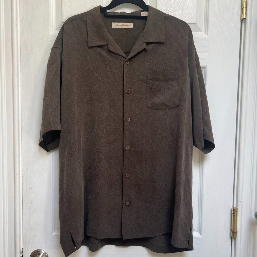 Tommy Bahama Short-sleeve Button-up Collared Shirt with Palm Tree Print. XL.